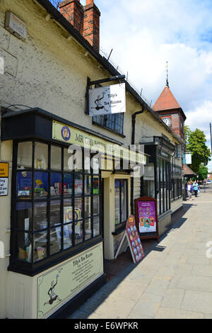 Tilly's Tea Rooms et M. Grumphy's old-fashioned sweet shop, High Street, Chipping Ongar, Essex, Angleterre, Royaume-Uni Banque D'Images