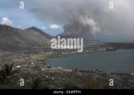Volcan Tavurvur et Blanche bay de Rabaul lookout, volcan Tavurvur, Rabaul, East New Britain, Papouasie-Nouvelle-Guinée, du Pacifique Banque D'Images