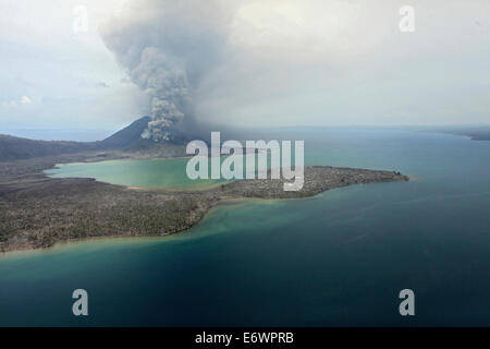 Volcan Tavurvur et environs. Volcan Tavurvur, Rabaul, East New Britain, Papouasie-Nouvelle-Guinée, du Pacifique Banque D'Images