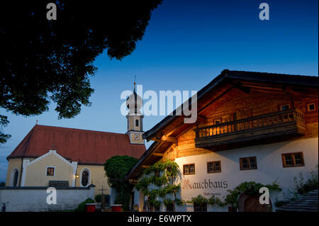 Restaurant et l'Eglise dans la lumière du soir, Seeon, Chiemgau, Bavière, Allemagne Banque D'Images