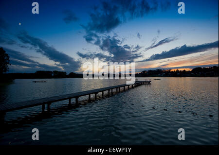 Klostersee près de Seeon dans la lumière du soir, Bade-Wurtemberg, Bavière, Allemagne Banque D'Images