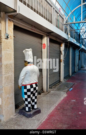 Publicité figure au marché après la clôture, dans la vieille ville de Jaffa, Israël Banque D'Images
