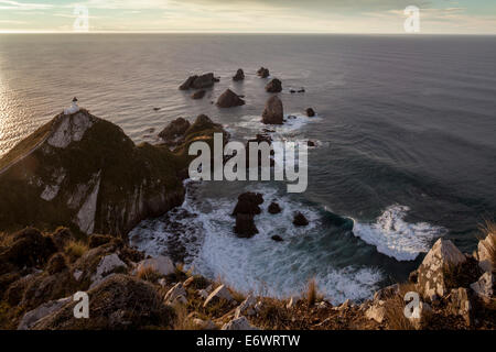 Phare de Nugget Point, vue sur l'océan au-dessus de phare et falaises, Catlins, Otago, île du Sud, Nouvelle-Zélande Banque D'Images