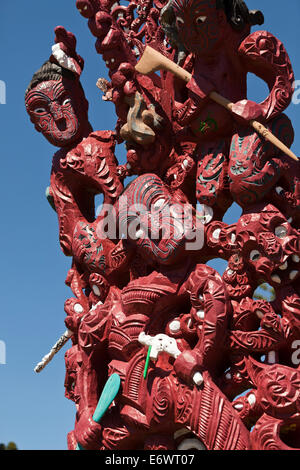 Sculpté traditionnel Maori porte d'entrée à l'école secondaire par Wi Kuki King, Torere School, East Cape, Île du Nord, Nouvelle-Zélande Banque D'Images