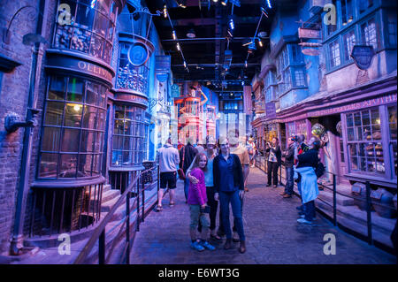 Warner Bros Studio Tour London - The Making of Harry Potter préserve et met en valeur l'emblématique accessoires. Banque D'Images