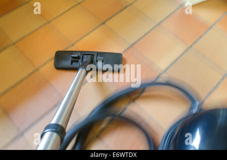 Action de pointe et de mouvement vue détaillée de la buse en vol stationnaire, emporté sur les carreaux de tapis de plancher en bois, le nettoyage de la saleté et de la poussière Banque D'Images