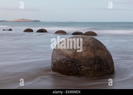 Moeraki Boulders, concrétions sphériques, pierre ballon, Otago, île du Sud, Nouvelle-Zélande Banque D'Images