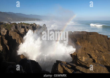 Arc-en-ciel sur Pancake rocks à Punakaiki, Dolomite Point, Mer de Tasmanie, île du Sud, Nouvelle-Zélande Banque D'Images