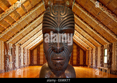 Maison de réunion traditionnelle Maori à Waitangi, maison de réunion sculpté représentant toutes les tribus, la culture maorie, Te Whare Runanga, Nort Banque D'Images