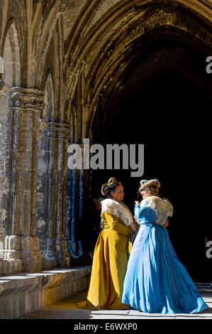 Europe, France, Bouches-du-Rhône, Arles. Jour festival de costumes. Arles dans le cloître St Trophime. Banque D'Images