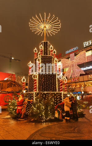 Marché de Noël au centre-ville de nuit, pyramide en face de l'Europe, Centre Square Breitscheidplatz, Berlin, Germany, Europe Banque D'Images