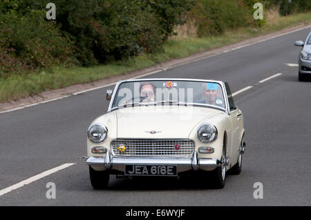 Austin Healey Sprite voiture sur la Fosse Way road, Warwickshire, UK Banque D'Images