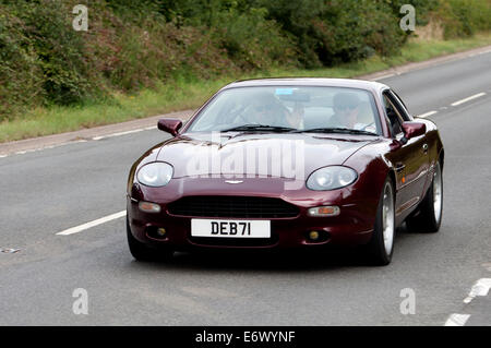 Aston Martin DB7 voiture sur la Fosse Way road, Warwickshire, UK Banque D'Images