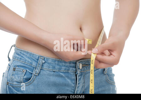 Un très bon Asian woman measuring her waist isolé sur fond blanc Banque D'Images