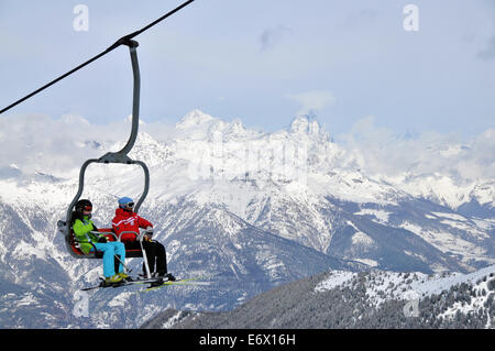 Deux personnes dans un ascenseur de ski, station de ski de Pila, Aoste avec Cervin, vallée d'aoste, Italie Banque D'Images