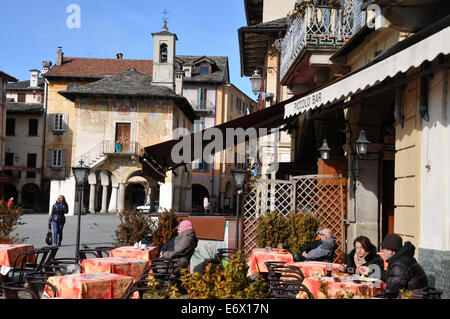 Bar à Orta San Giulio, Lago d'Orta, Piémont, Italie Banque D'Images