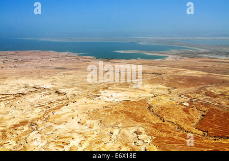 Arieal vue sur le désert de Judée et la mer Morte du haut de Massada, Israël. Banque D'Images