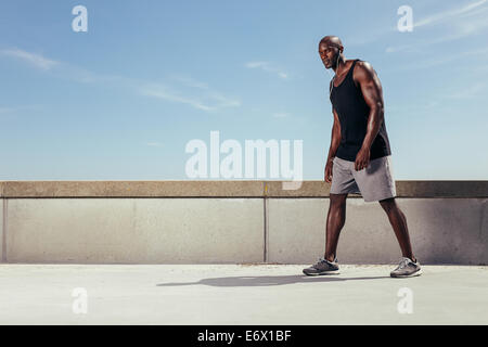 Portrait de jeune homme à l'extérieur prêt pour sa prochaine course. Strong et fit young African Male model. Banque D'Images