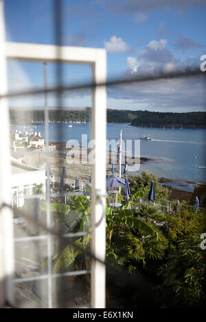 Voir à partir de la chambre d'hôtel sur un lit de bananiers vers le port de St Mawes, Hotel Tresanton, St Mawes, Cornouailles, Grande Br Banque D'Images