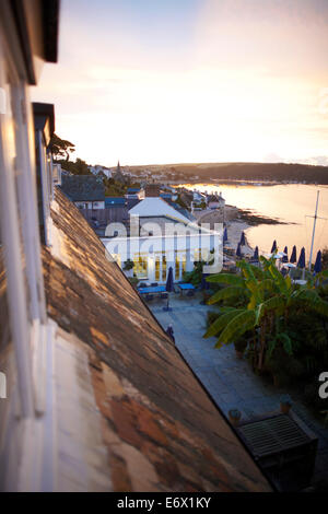 Vue depuis la chambre d'hôtel sur un lit de bananiers vers le port de St Mawes, Hotel Tresanton, St Mawes, Cornouailles, Gréa Banque D'Images