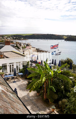 Voir à partir de la chambre d'hôtel sur un lit de bananiers vers le port de St Mawes, Hotel Tresanton, St Mawes, Cornouailles, Grande Br Banque D'Images