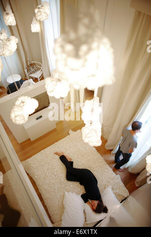 Jeune couple dans une chambre d'hôtel, Milan, Lombardie, Italie Banque D'Images
