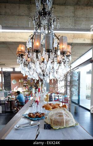 Petit-déjeuner buffet sous un lustre à l'hôtel Areias do Seixo, Povoa de Penafirme, A-dos-Cunhados, Costa de Prata, Portugal Banque D'Images