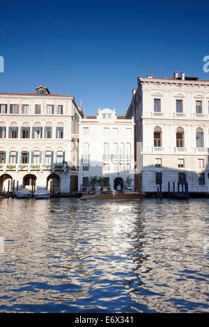 Vue du Grand Canal à palace Palazzo Grassi et Palazzina Grassi Hotel, design Philippe Starck, Sestriere San Marco 3247, Ven Banque D'Images