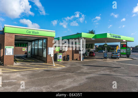 Co-op lavage de voiture et de carburant dans la station Market Deeping, près de Peterborough, Cambridgeshire, Angleterre. Banque D'Images