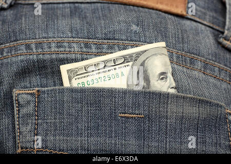 Cent dollars dans la poche arrière de jeans. Libre. Banque D'Images