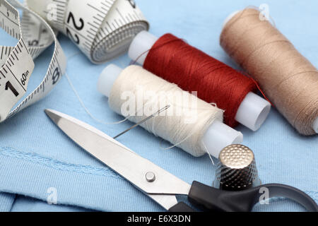 Série de couture. Ruban de mesure, dé, ciseaux et tiroir avec aiguille de chemise. Libre. Banque D'Images