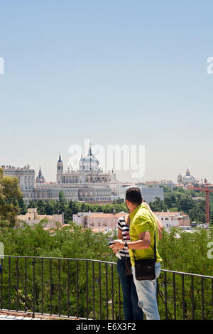 Vue sur la cathédrale de l'Almudena et le Palais Royal de Madrid Banque D'Images