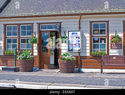 Vue de le bureau de vente des billets à partir de la plate-forme à Boat of Garten, Strathspey Steam Railway, près d'Aviemore, Parc National de Cairngorms Banque D'Images