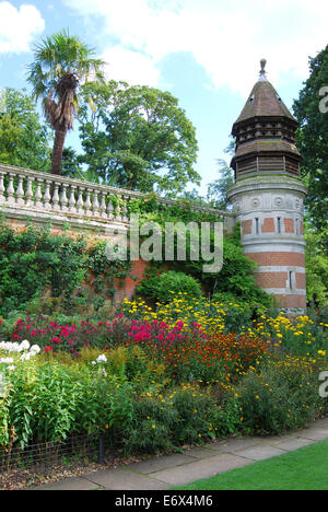 Le pigeonnier et le jardin à Cliveden, Taplow, Buckinghamshire, Angleterre, Royaume-Uni Banque D'Images