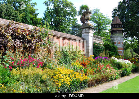 Le pigeonnier et le jardin à Cliveden, Taplow, Buckinghamshire, Angleterre, Royaume-Uni Banque D'Images