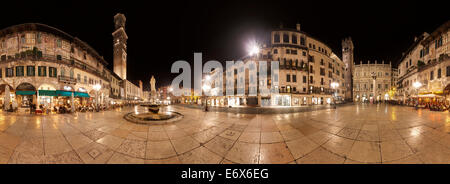 Un panorama à 360° de la Piazza delle Erbe à Vérone avec la tour Torre dei Lamberti, Veneto, Italie Banque D'Images