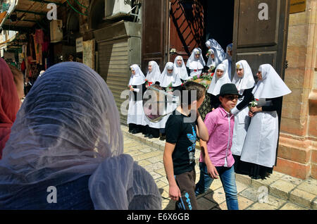 Les garçons musulmans transporter plateau passé religieuses orthodoxes orientales holding Flowers pendant le Vendredi saint procession dans la vieille ville de Jérusalem, Israël Banque D'Images