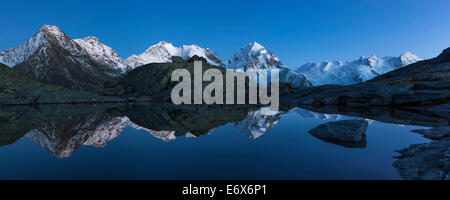 Parfait reflet de la Bernina de montagnes de Roseg un petit lac de montagne près de l'alpione hut Fuorcla Surlej dans le bleu Banque D'Images