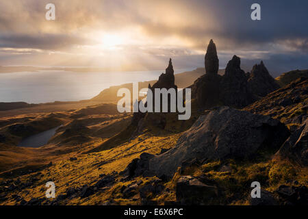 Sunrise impressionnant au-dessus de la célèbre formation rock Vieil Homme de Storr sur l'extrémité nord de l'île de Skye, en Écosse, United Ki Banque D'Images