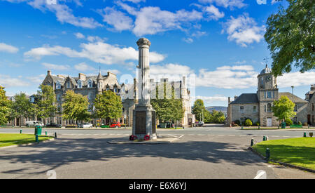 GRANTOWN ON SPEY SCOTLAND LE CENTRE AVEC SPEYSIDE HOUSE ET TOUR DE L'HORLOGE ET LE MONUMENT COMMÉMORATIF DE GUERRE Banque D'Images