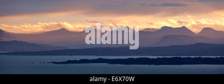 Vue depuis l'île de Skye dans les Highlands de Wester Ross dans la lumière tôt le matin avec l'île de Raasay dans le foregroun Banque D'Images