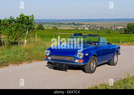 Fiat 124 Spider vintage car, version USA, construit en 1970 Banque D'Images