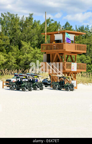 Un sauveteur tour sur Anna Maria Island Beach Bradenton FL Banque D'Images