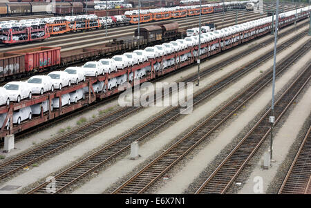 Munich, Allemagne. 06Th Nov, 2014. Les trains de marchandises de la Deutsche Bahn railway company se tiennent sur un chantier de shunt à Munich, Allemagne, 01 septembre 2014. À la suite d'une grève des pilotes de Lufthansa, former les plongeurs de la Deutsche Bahn sont également à faire la grève. L'union des conducteurs de trains allemands Gewerkschaft Deutscher Lokomotivführer (GDL) a annoncé un avertissement à l'échelle nationale à partir de lundi soir srtike 01 septembre 2014. Photo : Peter Kneffel/dpa/Alamy Live News Banque D'Images