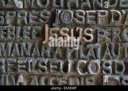 Inscription 'Jésus' sur le portail de la façade de la passion de la Sagrada Familia, église Sainte Famille de l'Expiation Banque D'Images