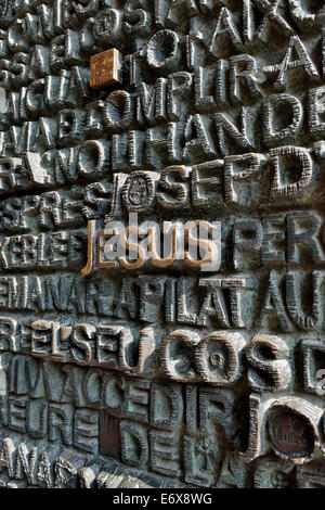 Inscription 'Jésus' sur le portail de la façade de la passion de la Sagrada Familia, église Sainte Famille de l'Expiation Banque D'Images