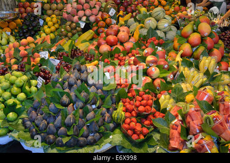 Des fruits à un décrochage dans la halle, Mercat de la Boquería, également Mercat de Sant Josep, Barcelone, Espagne, ​​Catalonia Banque D'Images