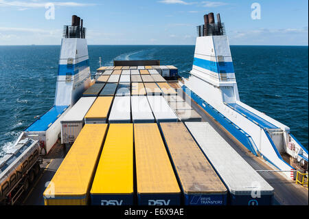 Ferry finlandais sur la mer Baltique, pont ouvert avec les conteneurs de camion, à l'extérieur de l'île de Gotland, Suède Banque D'Images