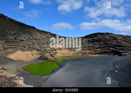 Green lagoon, lac volcanique décoloré par les algues vertes, lava beach, Charco de los Clicos en El Golfo, Lanzarote, Îles Canaries Banque D'Images