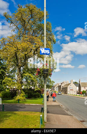 Référendum sur l'indépendance écossaise 2014 voter OUI SIGNE SUR UN LAMPADAIRE À Grantown on Spey Banque D'Images